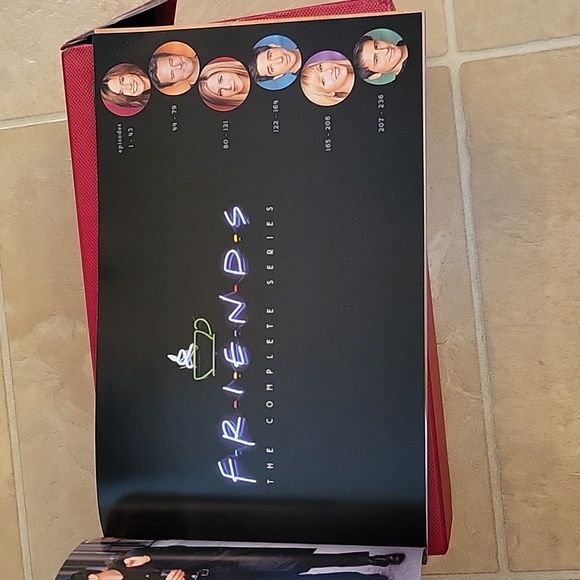Friends “The Complete Series” 40 DVD Box Set with 60 Page Collectors Booklet - Picture 2 of 3